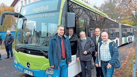 Die Bürgermeister Michael Grubert (SPD, Kleinmachnow) und Bernd Albers (BfB, Stahnsdorf), Landrat Wolfgang Blasig (SPD), Verkehrsplaner Thorsten Müller und Teltows Bürgermeister Thomas Schmidt (SPD, v.l.) wollen mit den größeren Bussen mehr Pendler zum Umsteigen bewegen. Enrico Bellin