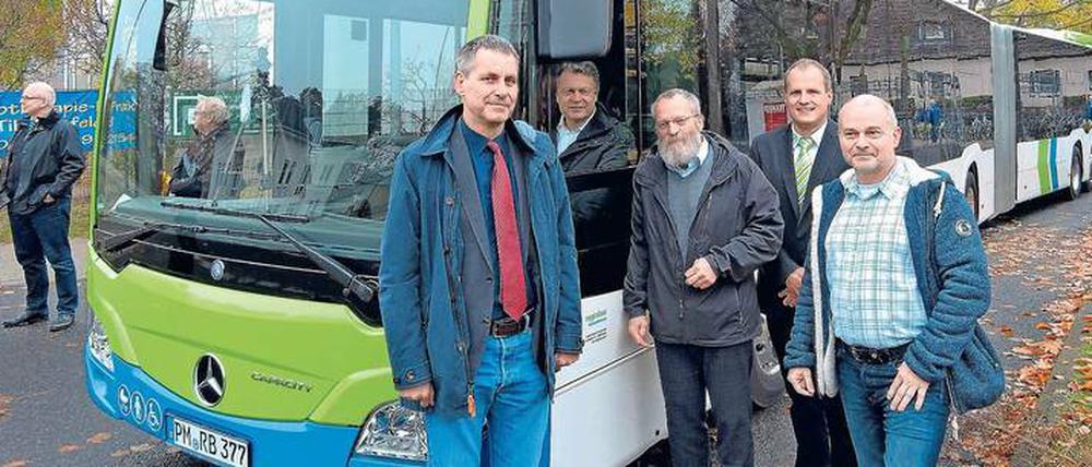 Die Bürgermeister Michael Grubert (SPD, Kleinmachnow) und Bernd Albers (BfB, Stahnsdorf), Landrat Wolfgang Blasig (SPD), Verkehrsplaner Thorsten Müller und Teltows Bürgermeister Thomas Schmidt (SPD, v.l.) wollen mit den größeren Bussen mehr Pendler zum Umsteigen bewegen. Enrico Bellin