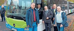 Die Bürgermeister Michael Grubert (SPD, Kleinmachnow) und Bernd Albers (BfB, Stahnsdorf), Landrat Wolfgang Blasig (SPD), Verkehrsplaner Thorsten Müller und Teltows Bürgermeister Thomas Schmidt (SPD, v.l.) wollen mit den größeren Bussen mehr Pendler zum Umsteigen bewegen. Enrico Bellin
