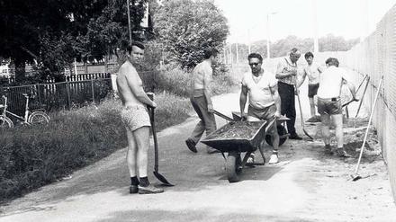 Die Grenze verlief auch entlang der Schwanenallee, wo sich Freiwillige zur Ausbesserung der Straße trafen. 
