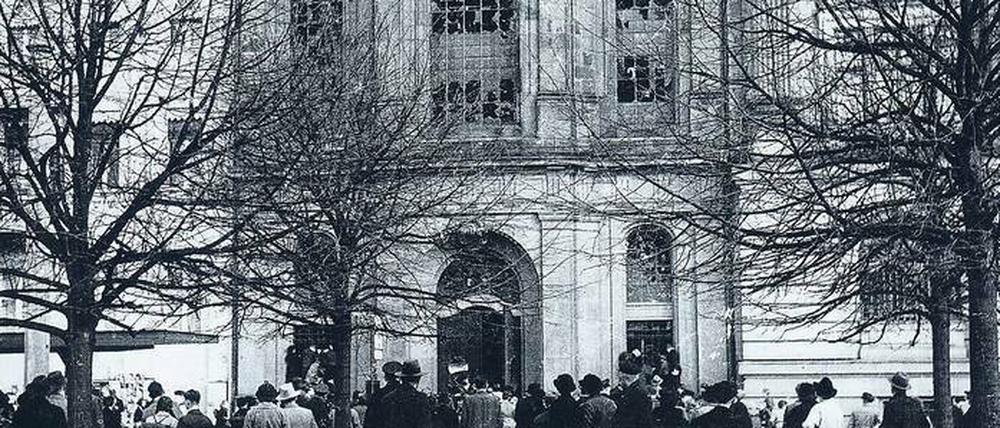 Passanten versammelten sich am 10. November 1938 vor der geschändeten Potsdamer Synagoge am heutigen Platz der Einheit.