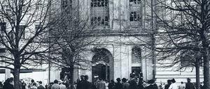 Passanten versammelten sich am 10. November 1938 vor der geschändeten Potsdamer Synagoge am heutigen Platz der Einheit.