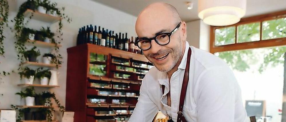 Jetzt mit Mütze. Der Potsdamer Restaurantchef Chris "Zanotto" freut sich über seine Auszeichnung durch die Tester des„Gault&amp;Millau“.