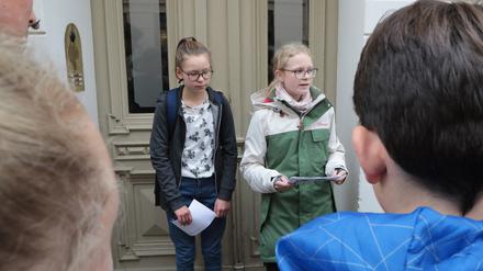 Annamaria Perlewitz und Emilia Lene Tinzmann (v.l.) informierten Schüler des Humboldt-Gymnasiums über Potsdamer Stolpersteine.