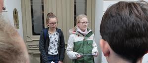 Annamaria Perlewitz und Emilia Lene Tinzmann (v.l.) informierten Schüler des Humboldt-Gymnasiums über Potsdamer Stolpersteine.