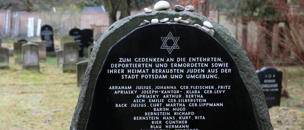 Der Gedenkstein für deportierte und ermordete Potsdamer Juden auf dem Jüdischen Friedhof am Pfingstberg.