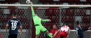 SVB-Innenverteidiger Franko Uzelac scheitert mit einem Kopfball am Erfurferter Torhüter Lukas Cichos.