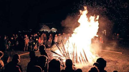 Im Potsdamer Volkspark endet das Martinsfest mit einem Martinsfeuer. 