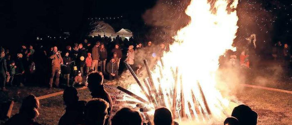 Im Potsdamer Volkspark endet das Martinsfest mit einem Martinsfeuer.