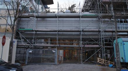 Weil die Fassade des Filmuni-Neubaus noch offen ist, können im Inneren noch keine Leitungen verlegt werden.