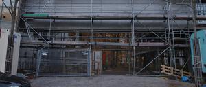 Weil die Fassade des Filmuni-Neubaus noch offen ist, können im Inneren noch keine Leitungen verlegt werden.
