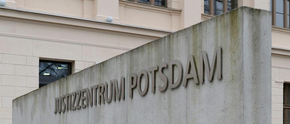 Am Landgericht Potsdam sagte das Opfer Ina T. aus - und schilderte den Horrorüberfall auf ihre Familie.