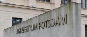 Am Landgericht Potsdam sagte das Opfer Ina T. aus - und schilderte den Horrorüberfall auf ihre Familie.