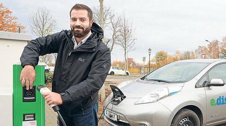 Wer wie Ahmed Sayed an den neuen Ladesäulen in Teltow Strom tankt, muss pro Ladung zwischen sechs und acht Euro bezahlen. 