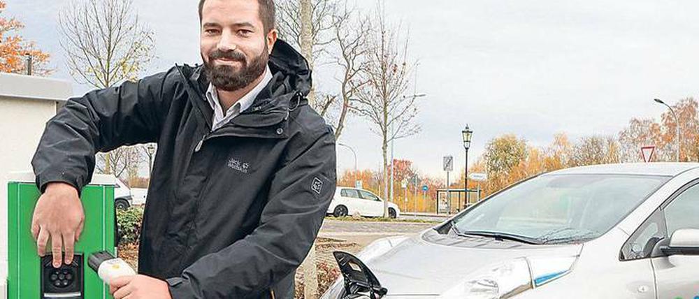 Wer wie Ahmed Sayed an den neuen Ladesäulen in Teltow Strom tankt, muss pro Ladung zwischen sechs und acht Euro bezahlen. 