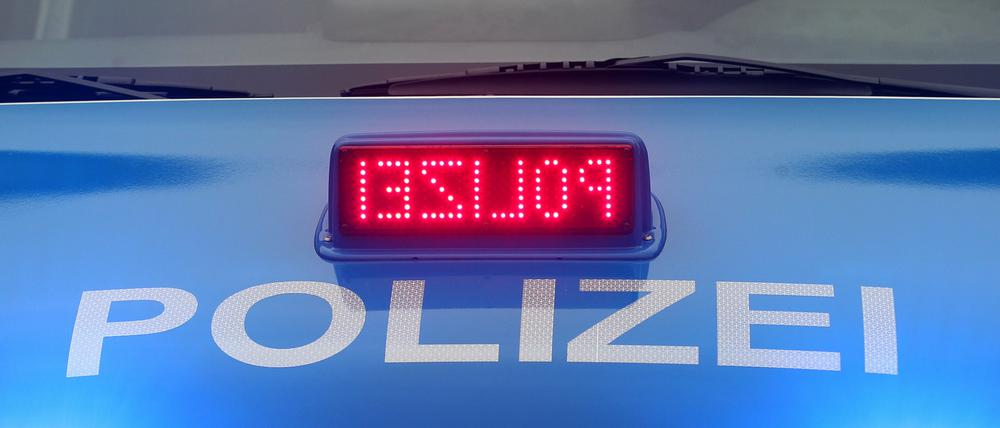 Zwei Polizeibeamte entdeckten eine offene Gasflasche auf einer Baustelle in Stahnsdorf. Zwei Jugendliche sollen dorthin ein brennendes Papier geworfen haben.