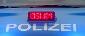 Zwei Polizeibeamte entdeckten eine offene Gasflasche auf einer Baustelle in Stahnsdorf. Zwei Jugendliche sollen dorthin ein brennendes Papier geworfen haben.