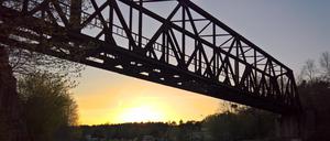 Die alte Brücke der Friedhofsbahn am Teltow-Kanal in der Abendsonne.