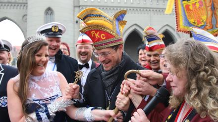 Prinzessin Mandy I., Potsdams künftiger Oberbürgermeister Mike Schubert (SPD) und PKC-Präsidentin Birgit Däßler (v.l.) läuteten um 11 Uhr 11 die fünfte Jahreszeit ein.
