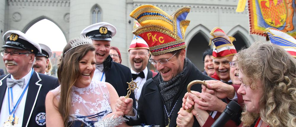 Prinzessin Mandy I., Potsdams künftiger Oberbürgermeister Mike Schubert (SPD) und PKC-Präsidentin Birgit Däßler (v.l.) läuteten um 11 Uhr 11 die fünfte Jahreszeit ein.