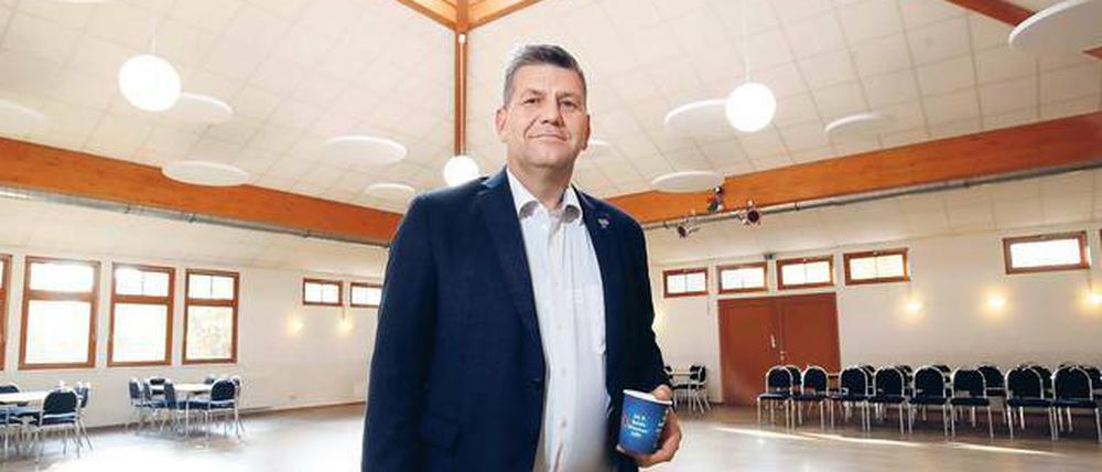 Daniel von Lützow (AfD) schwört die Leute ein: Bleibt sachlich, freundlich. Zugleich will er „der Sturm sein, der Deutschland reinigt“.