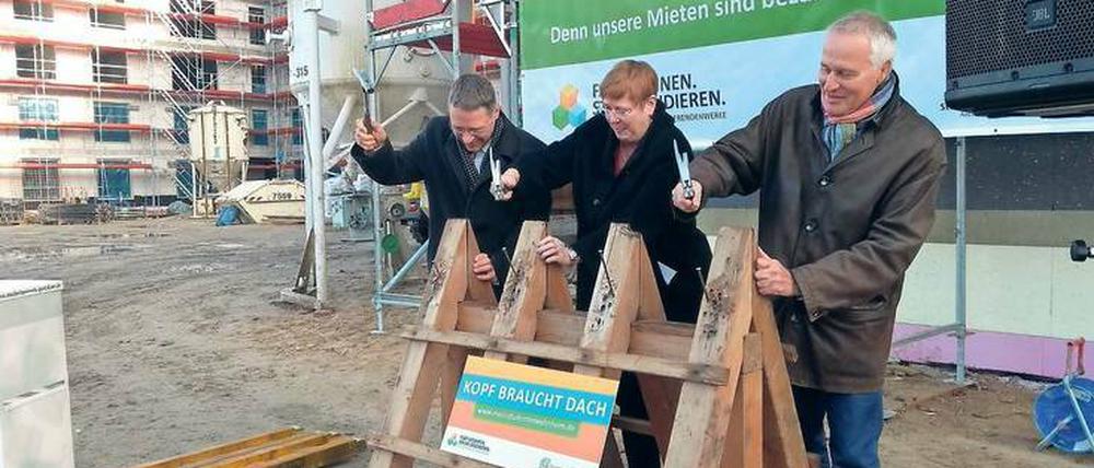 Peter Heiß, Geschäftsführer des Studentenwerks Potsdam, Wissenschaftsstaatssekretärin Ulrike Gutheil und Achim Meyer auf der Heyde, Generalsekretär des Deutschen Studentenwerks (v.l.) feierten Richtfest in Golm.