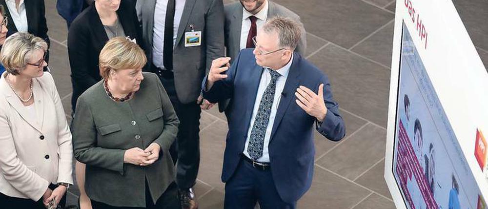HPI-Chef Christoph Meinel begrüßt die Bundeskanzlerin und ihr Kabinett am HPI.