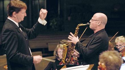 Musik als Mitbringsel. Knut Andreas (li.), Dirigent des Collegium musicum, und Saxophonist Ralf Benschu bei der Probe. 
