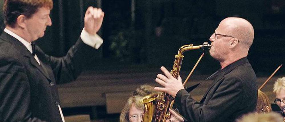 Musik als Mitbringsel. Knut Andreas (li.), Dirigent des Collegium musicum, und Saxophonist Ralf Benschu bei der Probe.