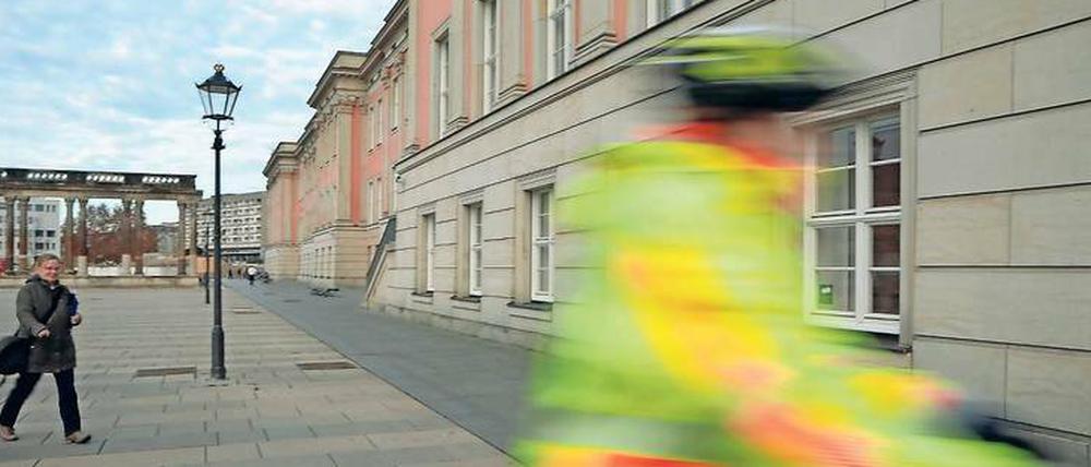 Radfahrer und Fußgänger müssen sich am 2014 fertiggestellten Landtag den Platz teilen. Das führt häufig zu Konflikten. 