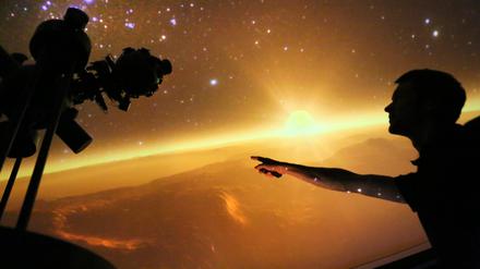 Blick in den Himmel im Planetarium in Potsdam.