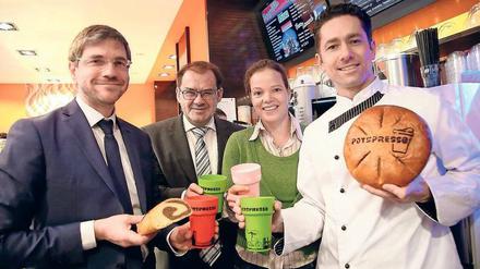 Brandenburgs Umweltminister Jörg Vogelsänger (SPD, 2.v.l.), Potsdams designierter Oberbürgermeister Mike Schubert (SPD, l.), sowie Tobias Exner (r.) und Marie-Luise Glahr von der Bürgerstiftung.