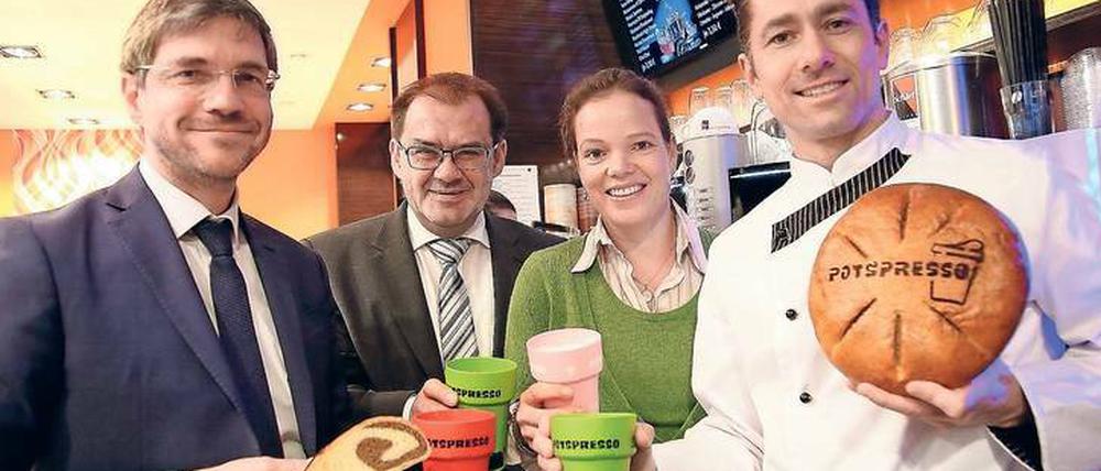 Brandenburgs Umweltminister Jörg Vogelsänger (SPD, 2.v.l.), Potsdams designierter Oberbürgermeister Mike Schubert (SPD, l.), sowie Tobias Exner (r.) und Marie-Luise Glahr von der Bürgerstiftung.