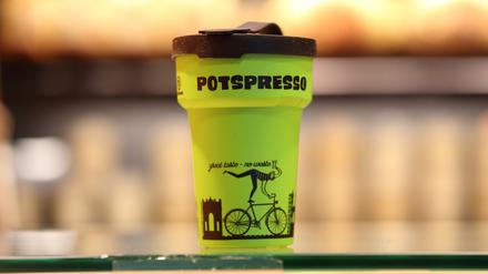 Nicht zu übersehen: der giftgrüne Potspresso-Pfandbecher.