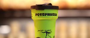 Nicht zu übersehen: der giftgrüne Potspresso-Pfandbecher.