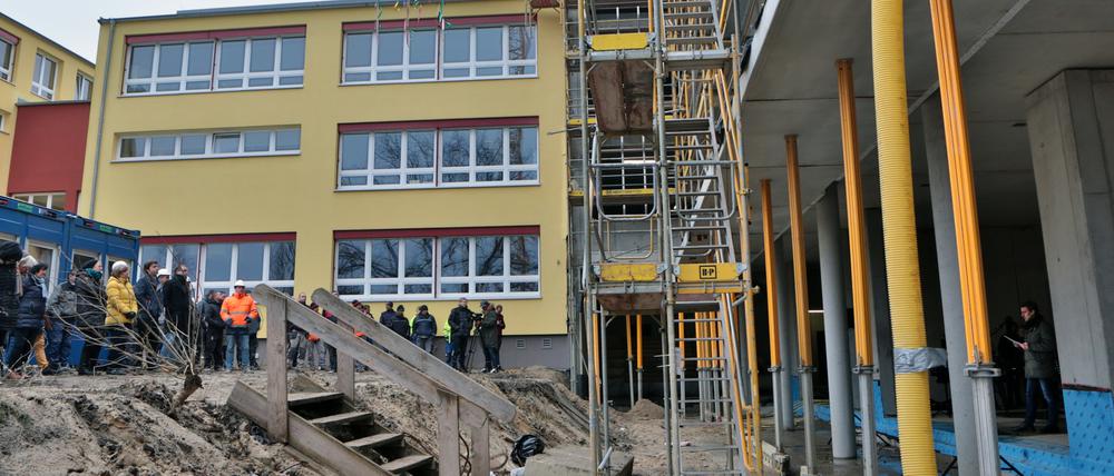 Es ist die derzeit größte Schulbaustelle im Stadtgebiet. Hier ein Foto vom Richtfest im Januar 2018.