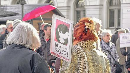 Die Teilnehmer der Demo forderten, dass die zusätzlichen Mittel für den Wehretat stattdessen für soziale Zwecke verwendet werden.