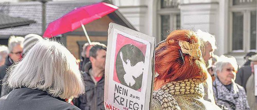 Die Teilnehmer der Demo forderten, dass die zusätzlichen Mittel für den Wehretat stattdessen für soziale Zwecke verwendet werden.