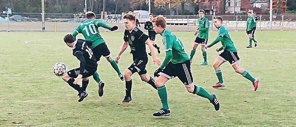 Ganz schön eng. Weil auf dem Hauptplatz des FSV Babelsberg 74 derzeit gebaut wird, muss auf die Nebenfläche ausgewichen werden – und dieser Platz hat verhältnismäßig nur kleine Maße.