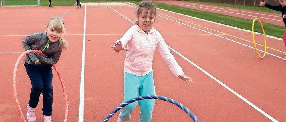 Die Schüler der Inselschule Töplitz freuen sich über ihre neue Sportanlage.