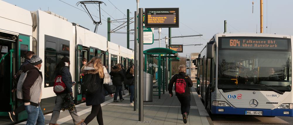 Den Bus am Campus Jungfernsee wollen viele Fahrgäste nicht verpassen. Sonst müssten sie womöglich lange warten.