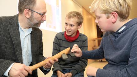 Henry und Franz von der Montessourischule Potsdam fanden ein Steinzeit-Beil und das an Christof Krauskopf vom Brandenburgischen Archäologischen Landesmuseum.
