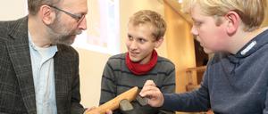 Henry und Franz von der Montessourischule Potsdam fanden ein Steinzeit-Beil und das an Christof Krauskopf vom Brandenburgischen Archäologischen Landesmuseum.