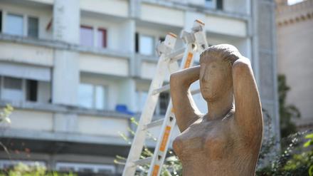 Die Skulptur "Stehende unter Baldachin" befand sich bis zum September 2017 auf dem Staudenhof.