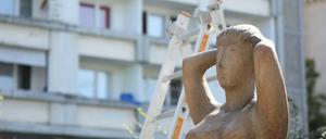 Die Skulptur "Stehende unter Baldachin" befand sich bis zum September 2017 auf dem Staudenhof.