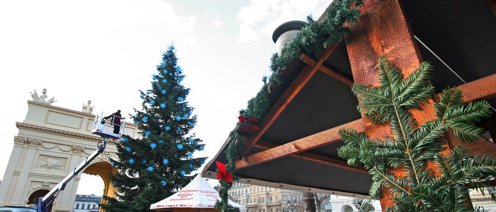 Die Weihnachtsmarktbuden stehen bereits in der Brandenburger Straße.