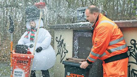 Mit einer kleinen Schneekanone sorgten Mitarbeiter der Step passend zur startenden Wintersaison als Schneemänner verkleidet für winterliche Verhältnisse. 
