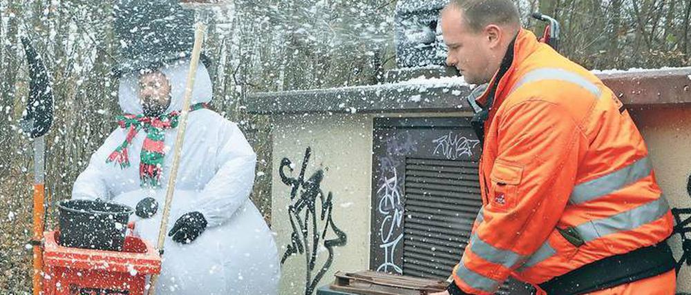 Mit einer kleinen Schneekanone sorgten Mitarbeiter der Step passend zur startenden Wintersaison als Schneemänner verkleidet für winterliche Verhältnisse. 