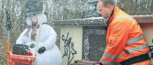 Mit einer kleinen Schneekanone sorgten Mitarbeiter der Step passend zur startenden Wintersaison als Schneemänner verkleidet für winterliche Verhältnisse. 