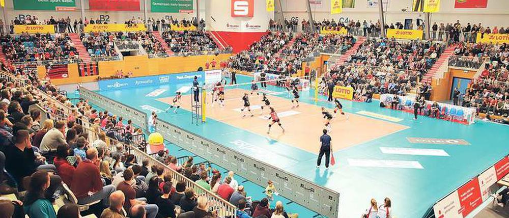 Früher Sonntagnachmittag: Die MBS-Arena bietet eine Bühne für hochklassigen Volleyball.